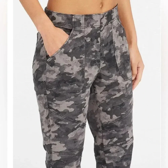 Spanx Stretch Mid Rise Twill Joggers Black Wash Camo Size Extra Small - Picture 2 of 10